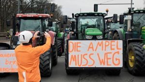 „Die Ampel muss weg“ – in Großbuchstaben machen Landwirte ihre Forderung auf Plakaten an den Traktoren deutlich. Foto: imago/Stefan Zeitz