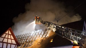 Ein Großaufgabot der Feuerwehr hat am Samstagabend einen Scheunenbrand im Ditzinger Ortsteil Schöckingen bekämpft. Das Feuer hatte auf den Dachstuhl eines Wohnhauses übergegriffen. Foto: www.7aktuell.de | Dan Becker