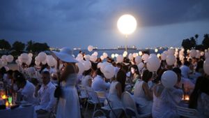 Ob in Singapur am Strand oder in Bad Cannstatt: Die Weiße Nacht wird in allen Teilen der Welt mit Begeisterung gefeiert. Foto: dpa