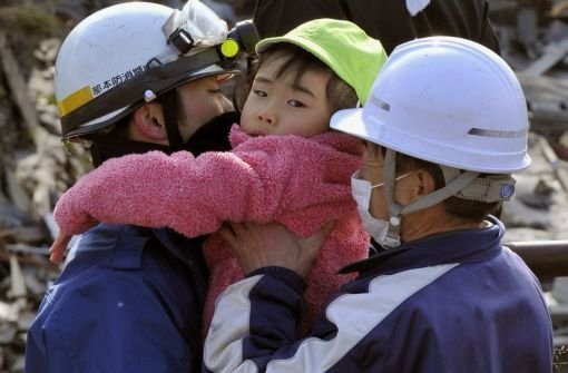 Aus vielen Ländern trifft mittlerweile Hilfe in Japan ein. Wie nötig diese in dem von Krisen geschüttelten Land gebraucht wird und wie groß die Anteilnahme am Schicksal der Japaner ist, zeigt die Bildergalerie. Foto: Kyodo News
