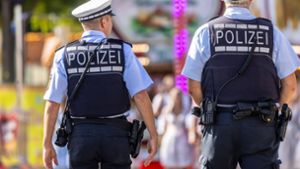 Zwei Männer sind auf dem Cannstatter Volksfest mit einem Messer schwer verletzt worden. Foto: IMAGO/Arnulf Hettrich