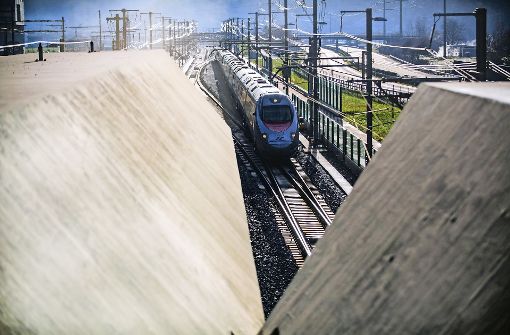 Endlich auch für den Verkehr geöffnet: Nun fahren die Züge durch den neuen Gotthadtunnel. Foto: dpa