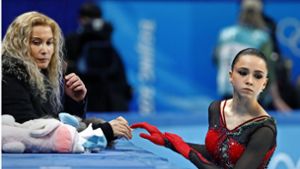 Frostige Reaktion: Trainerin Eteri Tutberidse (li.) straft ihre Athletin Kamila Walijewa mit Missachtung. Foto: imago images/David McIntyre