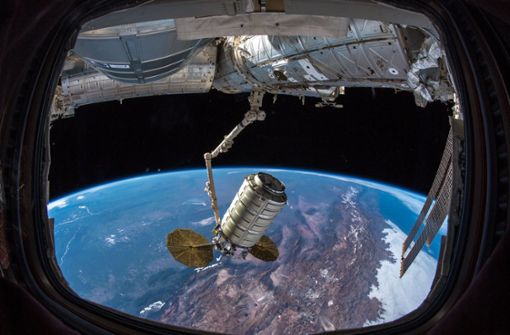 Ein von Esa-Astronaut Alexander Gerst auf Twitter verbreitetes Foto zeigt den Frachter „Cygnus“ nach dem Ankoppeln an die ISS durch einen Roboterarm. Foto: Esa/Alexander Gerst/dpa