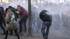 Die Polizei setzt am 14. 11. 2020 in Frankfurt Wasserwerfer gegen Teilnehmer der Querdenken-Demonstration unter dem Motto „Kein Lockdown für Bembeltown!“ ein. Foto: dpa/Boris Roessler
