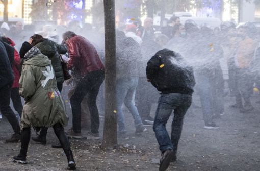 Die Polizei setzt am 14. 11. 2020 in Frankfurt Wasserwerfer gegen Teilnehmer der Querdenken-Demonstration unter dem Motto „Kein Lockdown für Bembeltown!“ ein. Foto: dpa/Boris Roessler