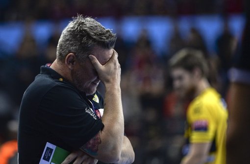 Nicolaj Jacobsen, Trainer der Rhein-Neckar Löwen, mag gar nicht hinsehen. Seine Mannschaft verlor gegen Skopje 19:25. Foto: dpa