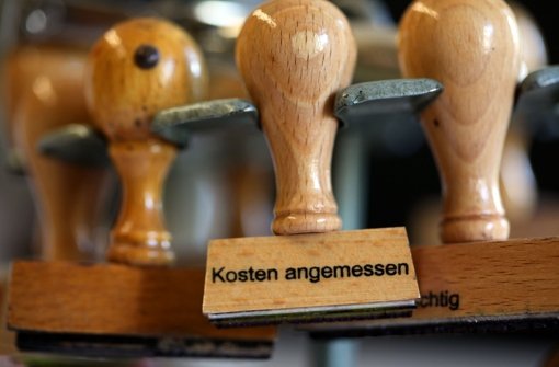 Kosten angemessen? Stempel hängen in einem Gericht in Köln im Stempelkarussell Foto: dpa