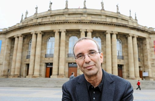 Intendant Jossi Wieler vor dem Stuttgarter Opernhaus Foto: dpa