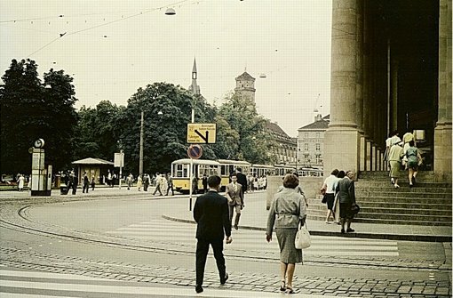 Pflastersteine, Straßenbahn und Säulen mit Geschichte: Dieses Leserfoto zeigt den Schlossplatz mit dem Königsbau im Jahr 1958. Foto: Thomas