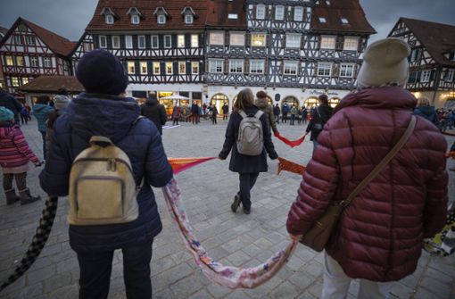 Rund 350 Bürgerinnen und Bürger haben sich an der Menschenkette in Schorndorf beteiligt. Foto: Gottfried Stoppel