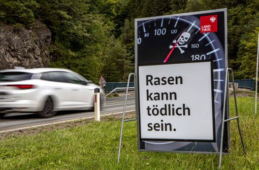 Die Region Tirol warb mit einer Kampagne in Österreich gegen das Rasen. (Symbolbild) Foto: IMAGO/Manngold/ via www.imago-images.de