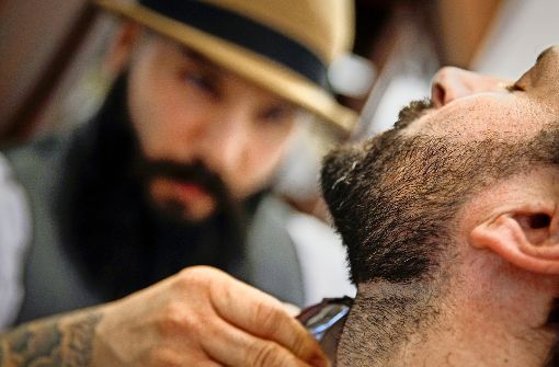 Kursad Dogan vom Barbershop empfiehlt ein spezielles Bartshampoo für die tägliche Wäsche. Foto: Lichtgut/Leif Piechowski