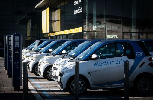 Schon heute betreibt die EnBW die Stuttgarter Ladestationen für den Daimler-Carsharing-Dienst Car2go. An diese Erfahrungen will das Energieunternehmen anknüpfen, um sein Netz insgesamt auf die Elektromobilität vorzubereiten. Foto: Lichtgut/Achim Zweygarth