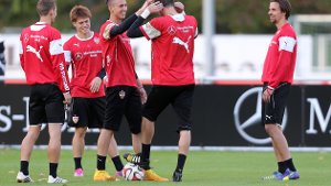 Gelöste Stimmung auf dem Trainingsplatz des VfB Stuttgart - auch bei Keeper Thorsten Kirschbaum, bei dem scheinbar die Frisur sitzt. Foto: Pressefoto Baumann