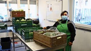 Birsen  Çiftçi hilft im Tafelladen Feuerbach beim Sortieren von Salat, Obst und Gemüse mit. Foto: Georg Friedel