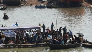 Rettungskräfte und Helfer suchen nach Überlebenden des Schiffsunglücks in Dhaka. Foto: AFP