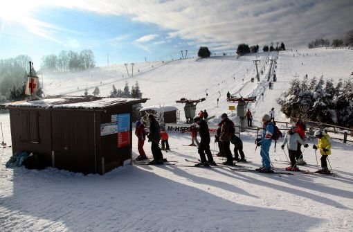 Schlepplifte wie im Skigebiet Halde in Westerheim locken an Wochenenden auch viele Stuttgarter auf die Pisten der Schwäbischen Alb. Foto: Mierendorf