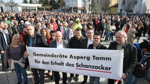 Die Kommunalpolitiker mit Christian Eiberger (3. von rechts) und Martin Bernhard (5. von rechts) wehren sich gegen die Lea-Pläne. Foto: Werner Kuhnle