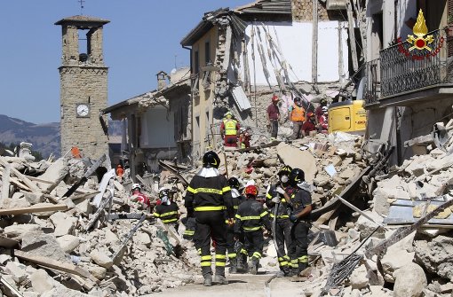 Nach den Erdbeben in Italien suchen Helfer unermüdlich nach Lebenden unter den Trümmern. Foto: AP