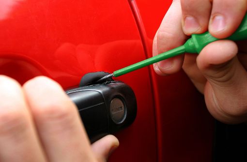 Nicht immer brauchen Autoknacker ein Werkzeug – oft ist die Autotür auch unverschlossen. Foto: dpa