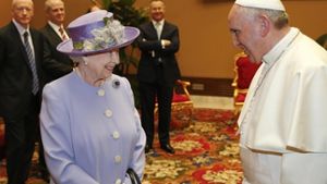 Queen Elizabeth (87) besuchte am Donnerstag Papst Franziskus. Foto: dpa