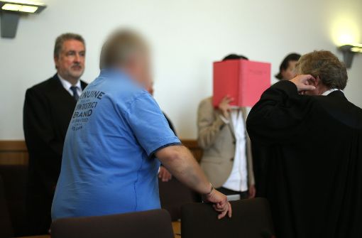 Die beiden Angeklagten beim Prozessbeginn am Montag im Hagener Landgericht. Foto: dpa