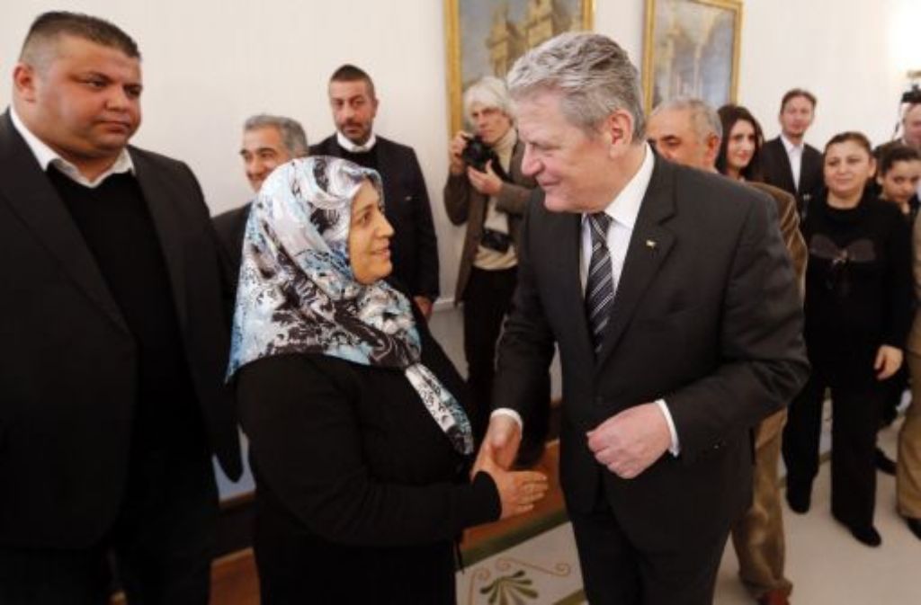 Bundespräsident Joachim Gauck begrüßt Ayse Yozgat