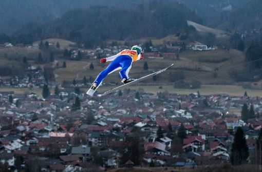 Über den Dächern von Oberstdorf: Favorit Domen Prevc bei einem Trainingssprung Foto: dpa