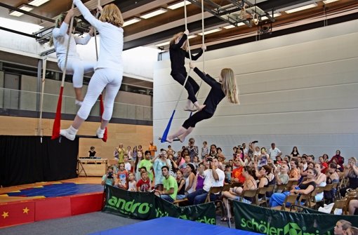 Nicht nur mit den Nummern am Trapez haben die kleinen Zirkusartisten das Publikum in der vollen Sporthalle der GWRS Ostheim begeistert. Foto: Ralf Recklies