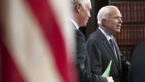 Unter anderem der US-Senator John McCain (rechts) hat gegen den Entwurf gestimmt. Foto: dpa