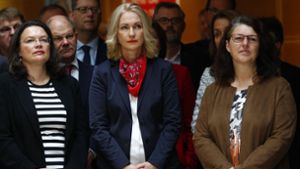 Ute Vogt (rechts) hört neben Manuela Schwesig (Mitte) und Andrea Nahles der Rede des SPD-Parteivorsitzenden zum Wahlergebnis der Genossen zu. Foto: AFP