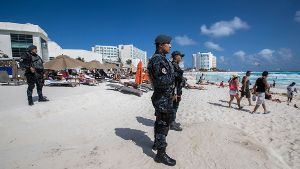 Einheiten der Gendarmerie bewachen den Strand von Cancún.			- Foto: dpa