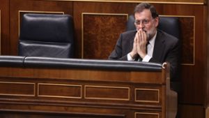 Spaniens Ministerpräsident Mariano Rajoy hat für Samstag eine Dringlichkeitssitzung einberufen, um konkrete Maßnahmen zum Entzug der katalanischen Autonomierechte zu beschließen. Foto: dpa