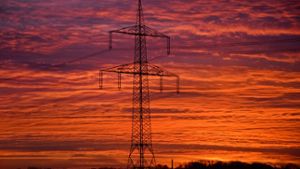Strommast im Abendhimmel. Durch die Energiewende sind neue Leitungen nötig. Foto: dpa