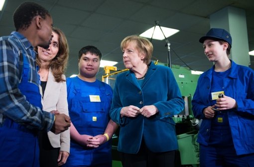 Bundeskanzlerin Angela Merkel (2. von rechts, CDU) spricht im Ausbildungszentrum der Berliner Verkehrsbetriebe (BVG) in Berlin mit jungen Auszubildendeng Foto: dpa