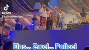 Graziano D’Arcangelo  alias Hofnarr Luigi  empfängt Polizisten auf seiner Bühne in Grandls Hofbräu Zelt. Foto: /Screenshot Tik Tok @partyspielagent