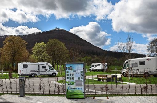Camperglück am Fuße des Hohenneuffen. Der neue Platz bietet Strom, Wasser, WLAN und eine Entsorgungsstation. Foto: Ines Rudel