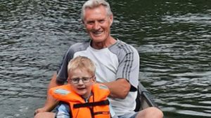 Auf allen Ebenen engagiert für den Sport: Bernhard Fähnle auf dem Neckar mit seinem Enkel. Foto: Mostbacher-Dix