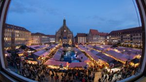 Blick über den Nürnberger Christkindlesmarkt vor der Coronazeit. In diesem Jahr fällt der Markt wegen der Pandemie aus. Foto: dpa/Daniel Karmann