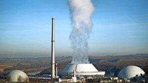 Dampf kommt aus dem Kühlturm des Kernkraftwerks Neckarwestheim in Heilbronn auf. (Archivbild) Foto: dpa/Marijan Murat