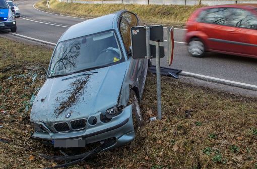 Der BMW des 36-Jährigen überschlug sich. Foto: SDMG