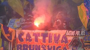 Eigentlich verboten: Fans von Eintracht Braunschweig zünden Pyrotechnik in der Mercedes-Benz-Arena. Foto: dpa