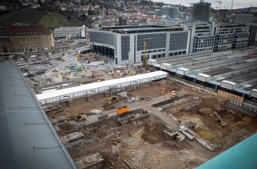 Die Abbrucharbeiten an einem Teil der alten Bahnsteige im Hauptbahnhof gehen weiter Foto: Lichtgut/Achim Zweygarth