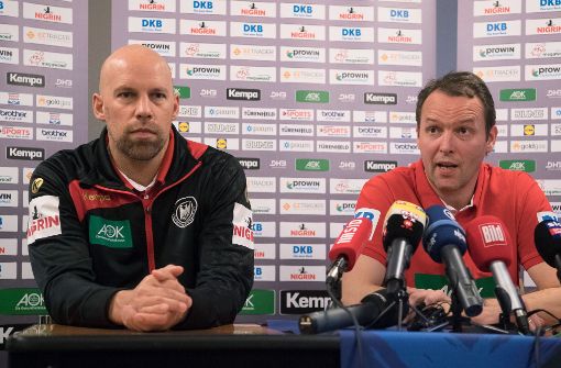 Co-Trainer Axel Kromer (links) hört seinem Chef Dagur Sigurdsson zu. Foto: dpa