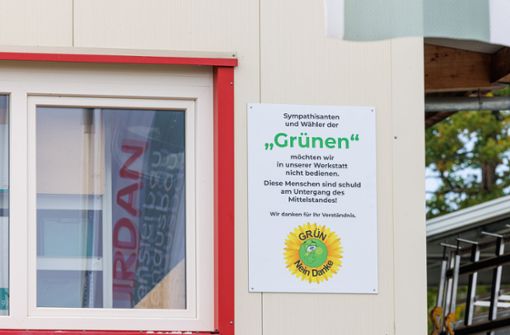 Beim  Fenster- und Innenausbaubetrieb Jourdan in Althengstett  sind Grünen-Wähler unerwünscht. Foto:  /Stefanie Schlecht