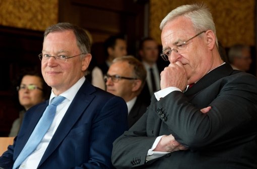 Niedersachsens Ministerpräsident Stephan Weil (SPD, links) und Martin Winterkorn, Ex-Vorstandsvorsitzender der Volkswagen AG, im April diesen Jahres. Das Land Niedersachsen macht offenbar auch Druck auf Winterkorn. Foto: dpa