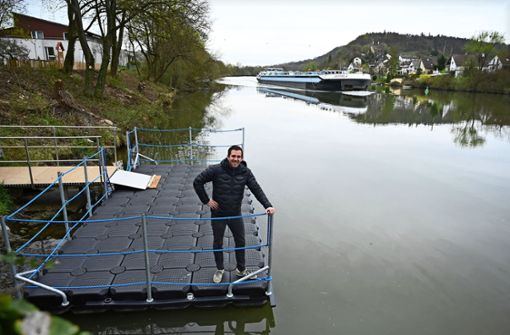 Bürgermeister Boris Seitz auf dem Ponton der Anlegestelle für Ausflügler, die mit dem Kanu  in Mundlesheim  festmachen. Foto: Werner Kuhnle
