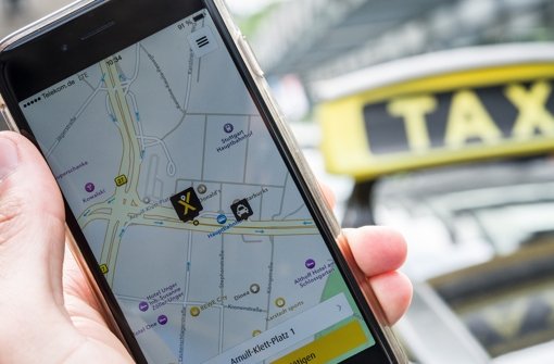 My Taxi bietet eine Taxibestellung über das Smartphone – und das immer wieder zum Rabattpreis. Das versetzt die Branche in Rage. Foto: dpa