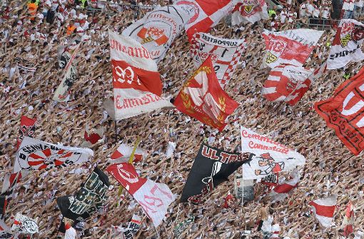 Die VfB-Fans feuern ihre Mannschaft an. Von zehn Spielern mussten sie sich verabschieden. Foto: Pressefoto Baumann